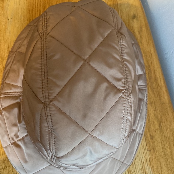 BURBERRY QUILTED BUCKET HAT, SIZE LARGE NWT - Picture 5 of 10